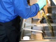Der mobile Fritteusen- und Ölservice von Filta federt die steigenden Ölpreise für die Gastronomie ab; kommerzielle Küchen wirtschaften nachhaltiger und frittieren gesünder.